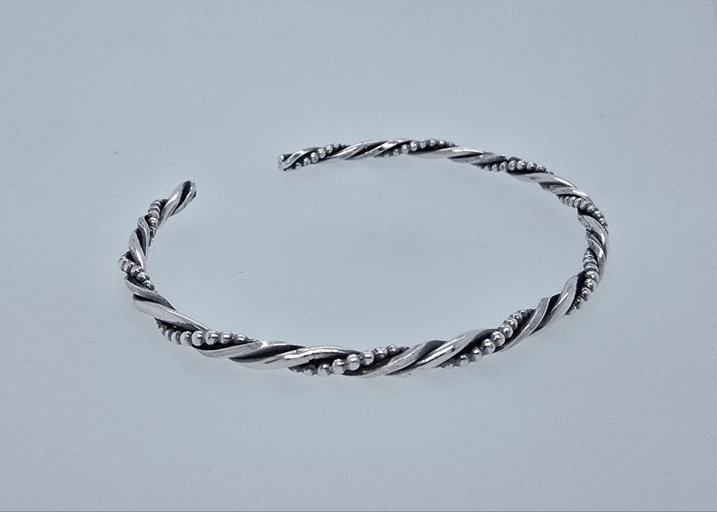 Zilveren armband gedraaid.