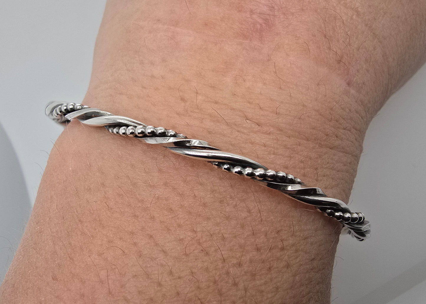 Zilveren armband gedraaid.