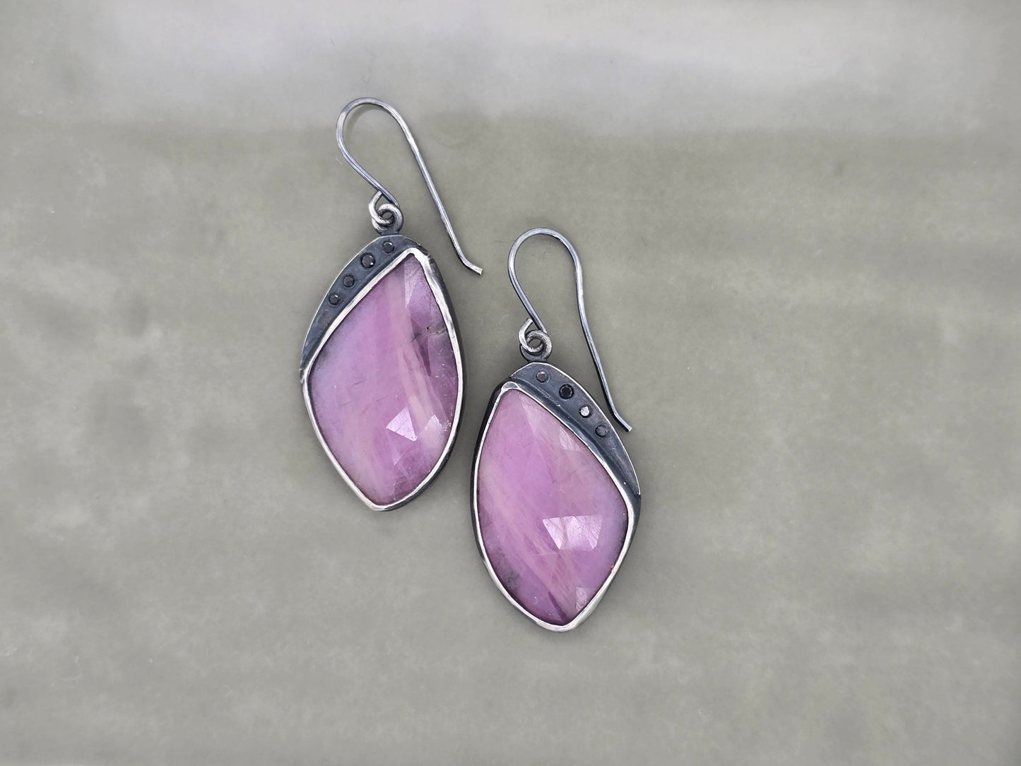 Zilveren oorbellen met saffier en zwarte diamant.