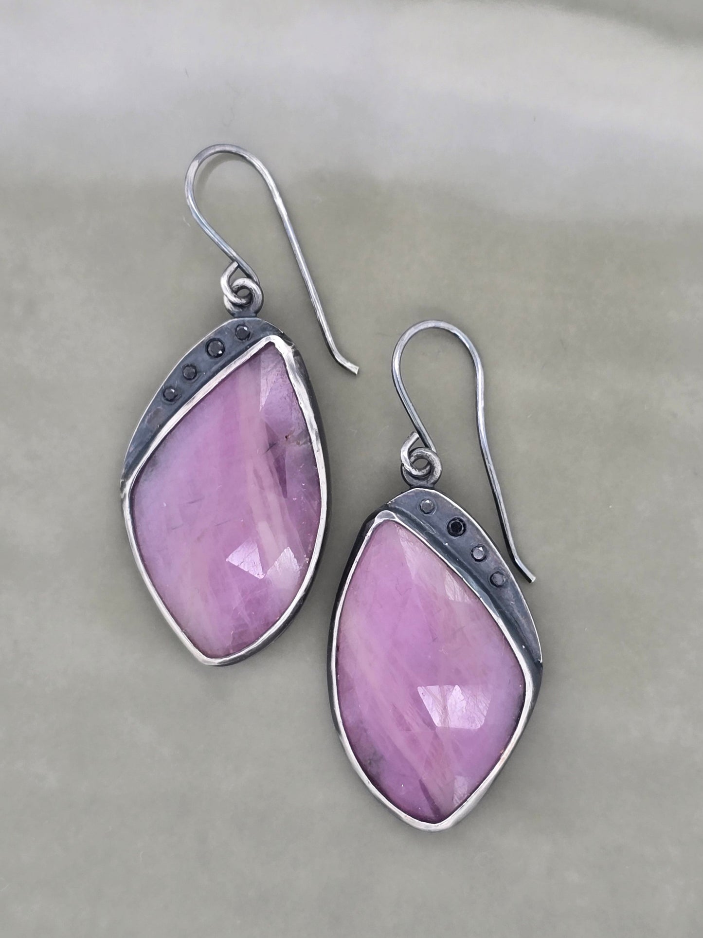 Zilveren oorbellen met saffier en zwarte diamant.