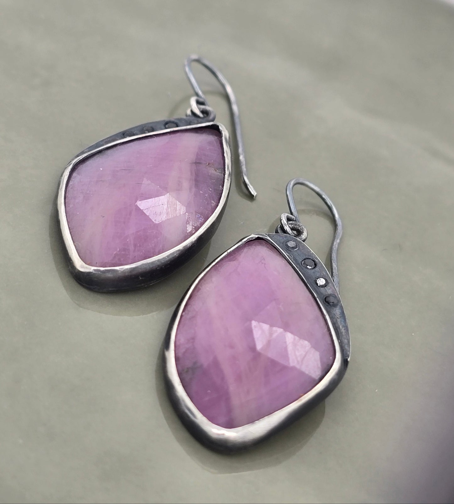 Zilveren oorbellen met saffier en zwarte diamant.