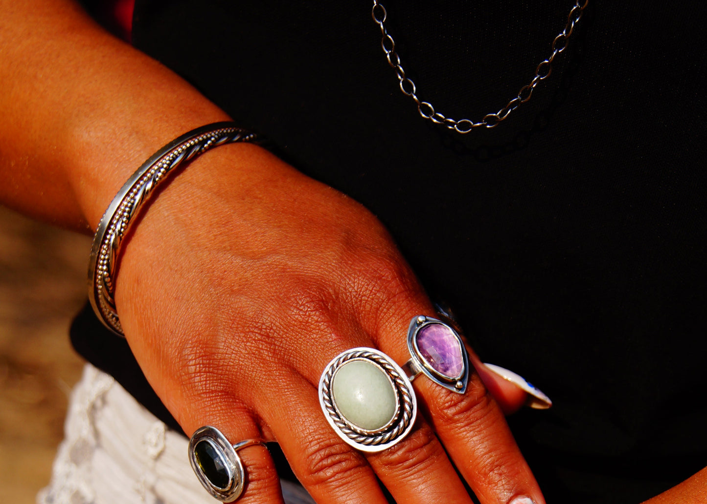 Zilveren armband gedraaid.