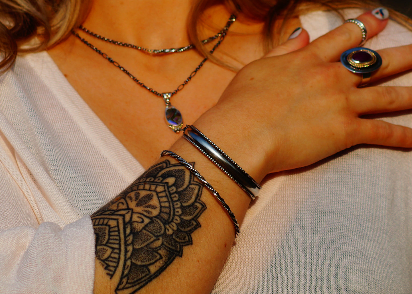 Zilveren armband gedraaid.