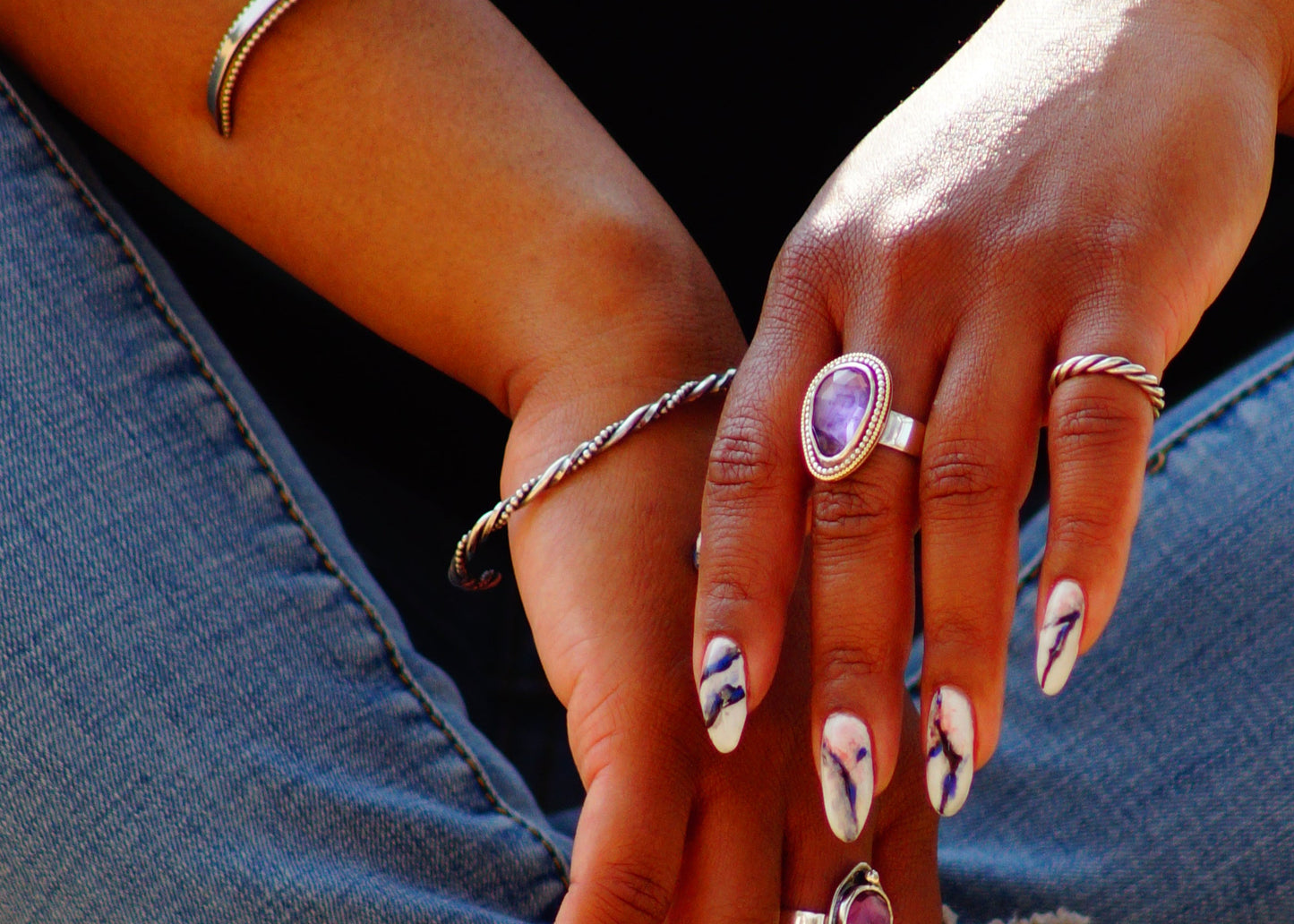 Zilveren armband gedraaid.